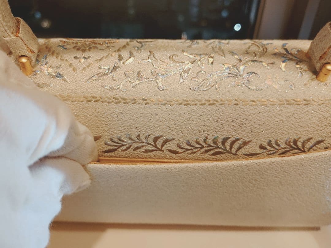 エンボス加工 花柄 和装用バッグ ホワイト　螺鈿細工