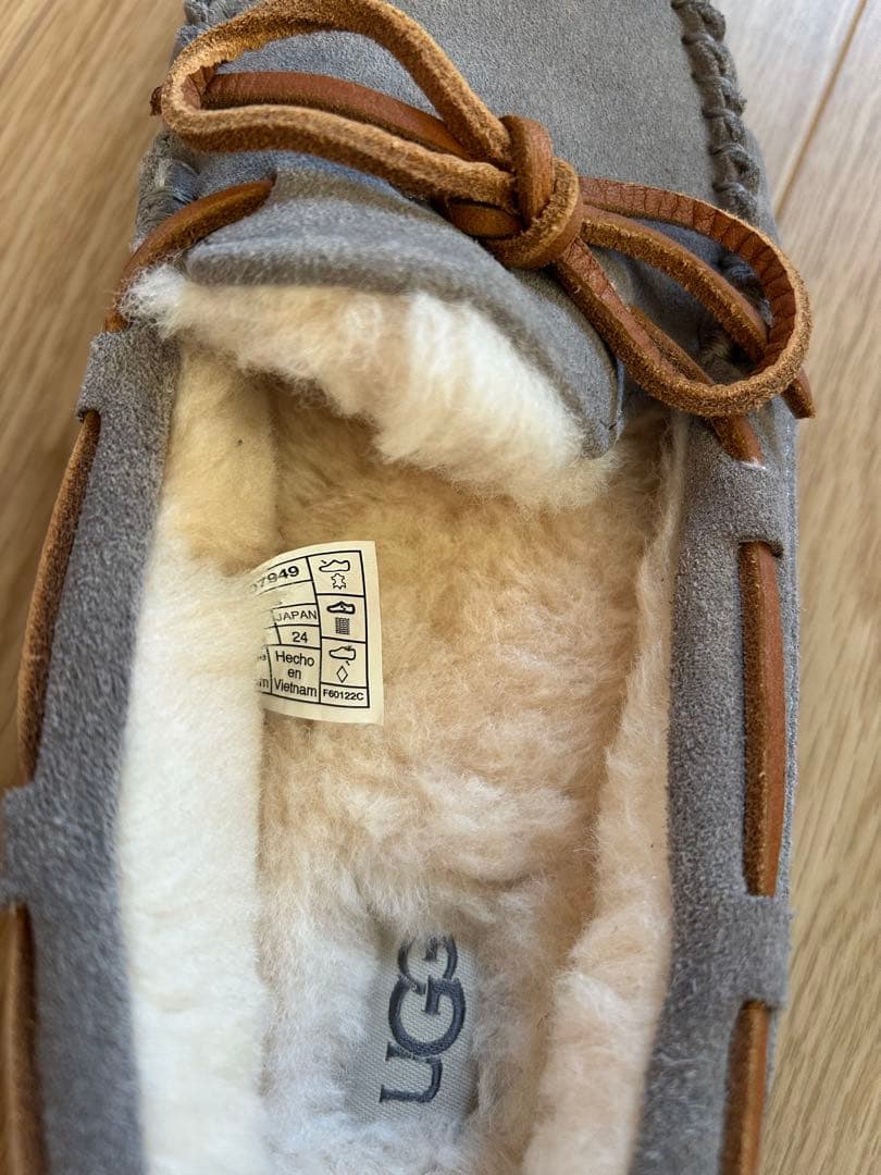 【新品】UGG グレー モカシン　24㎝
