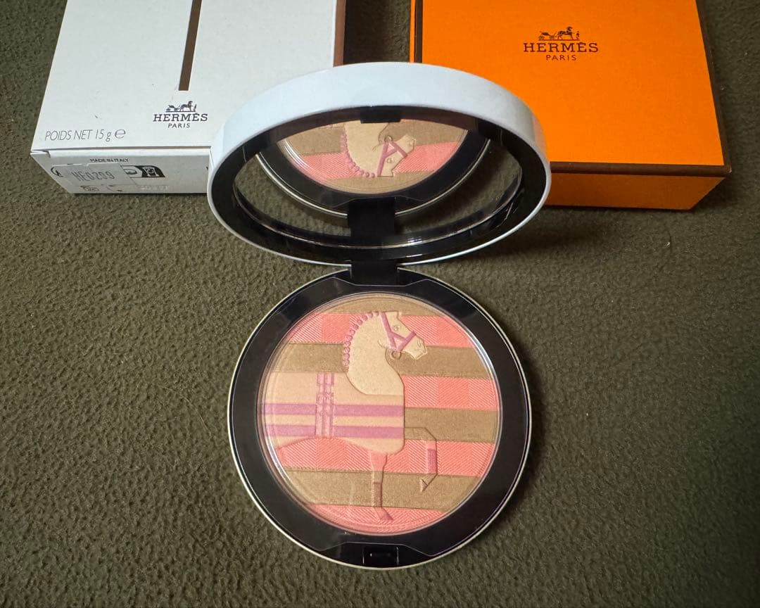 新品未使用) エルメス ホリデー限定品 プードル ロカバール フェイスパウダー