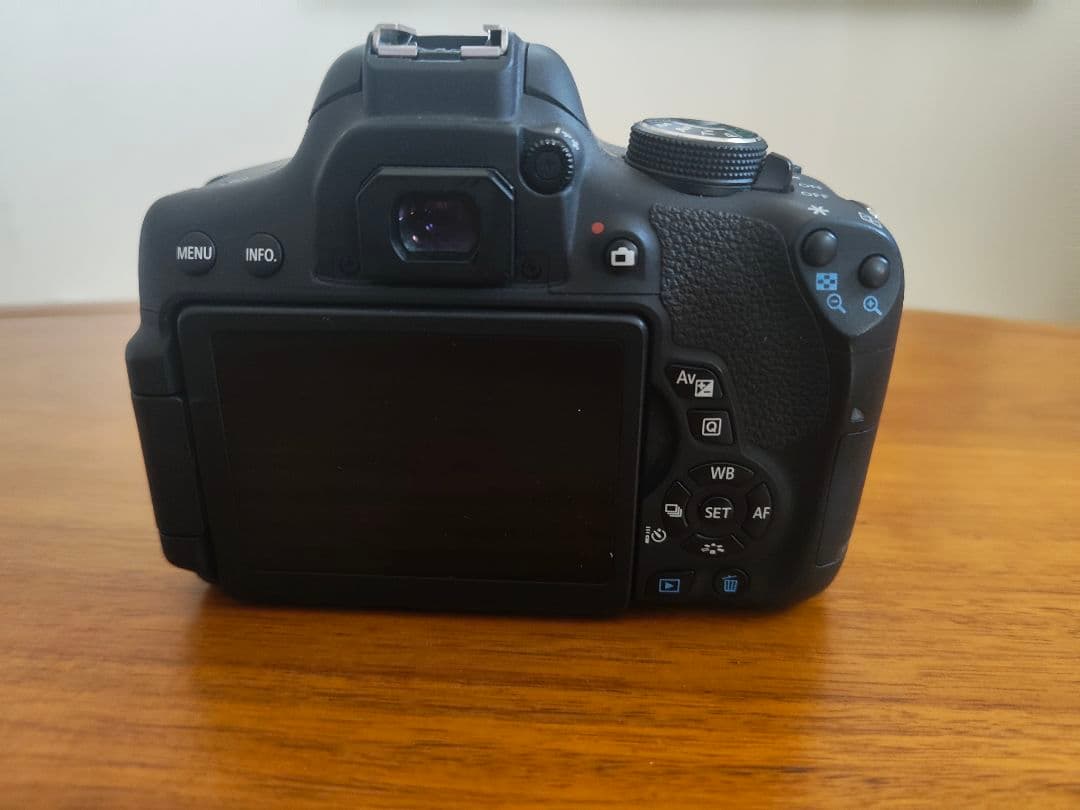 【ジャンク】Canon EOS Kiss X8i デジタル一眼レフ