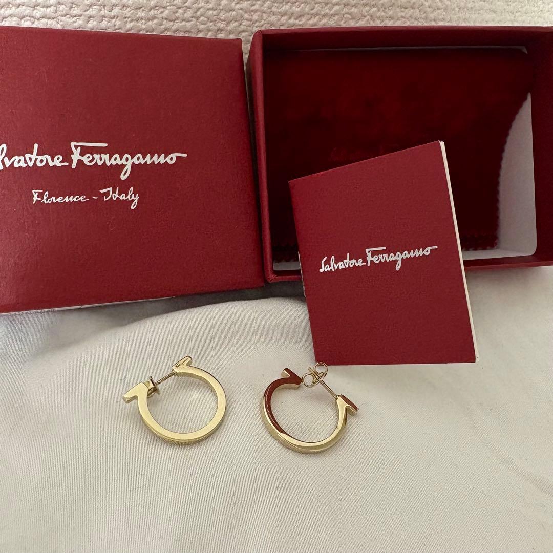 サルヴァトーレ・フェラガモ　フープピアス