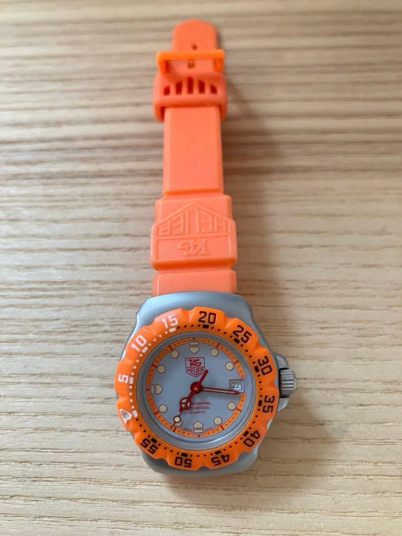 タグホイヤーオレンジ ラバーベルト アナログ時計