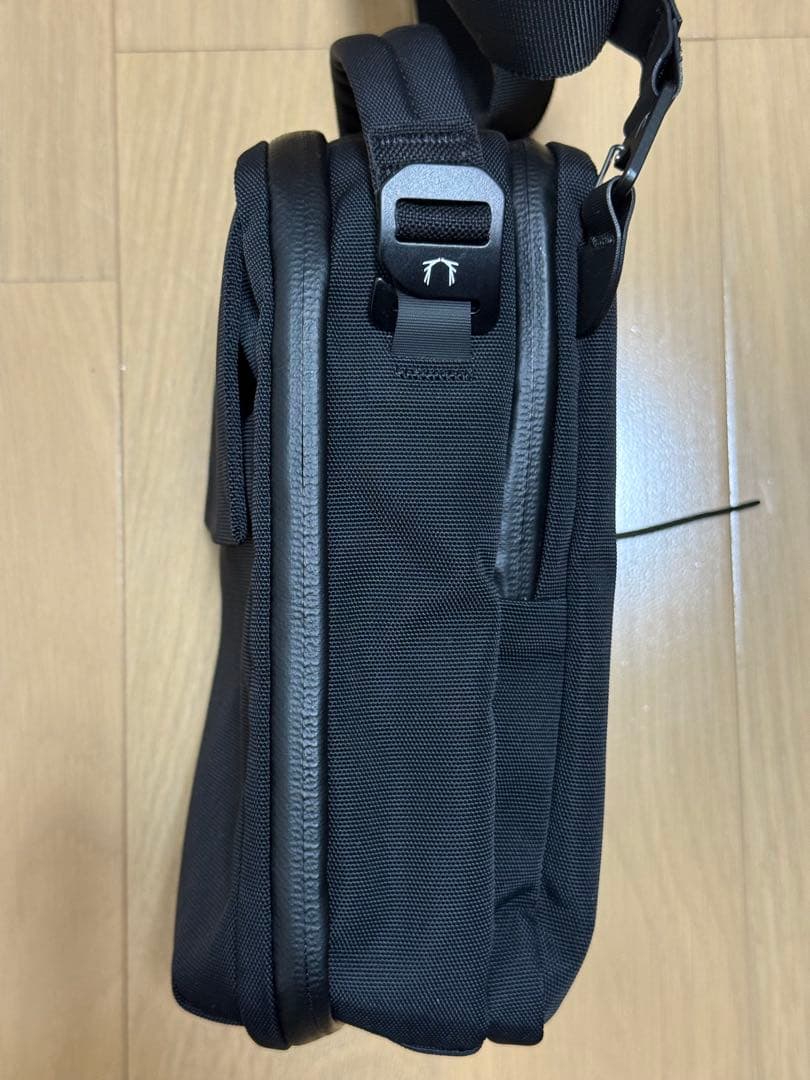 BLACK EMBER KOMPAK ショルダーバッグ