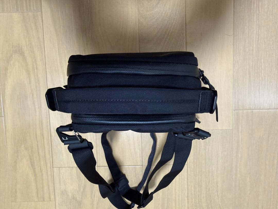 BLACK EMBER KOMPAK ショルダーバッグ