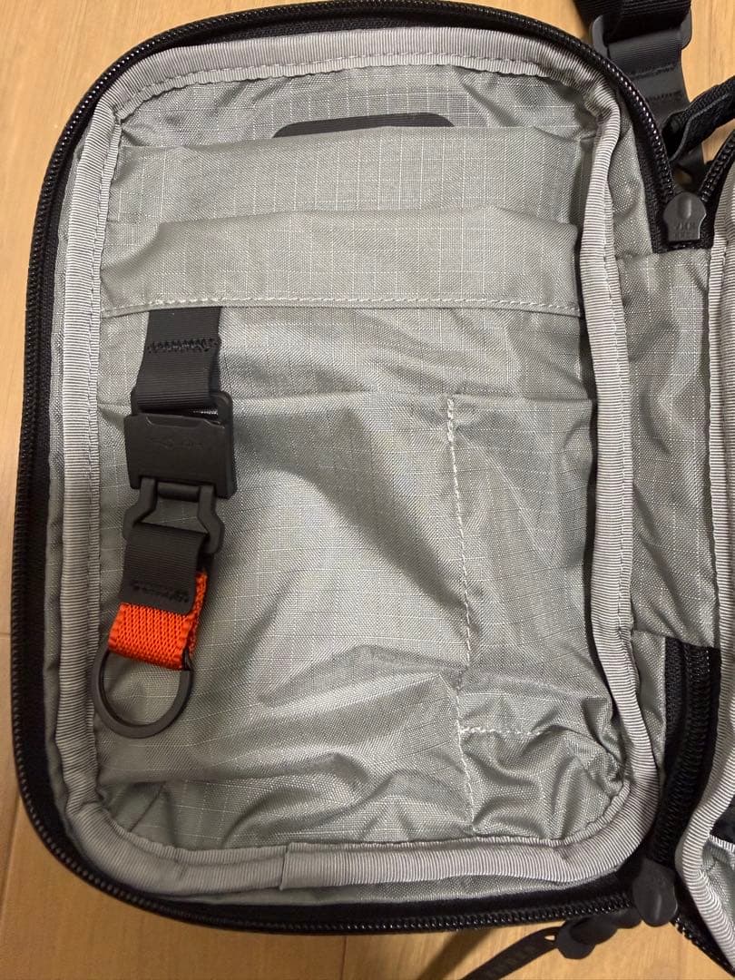 BLACK EMBER KOMPAK ショルダーバッグ