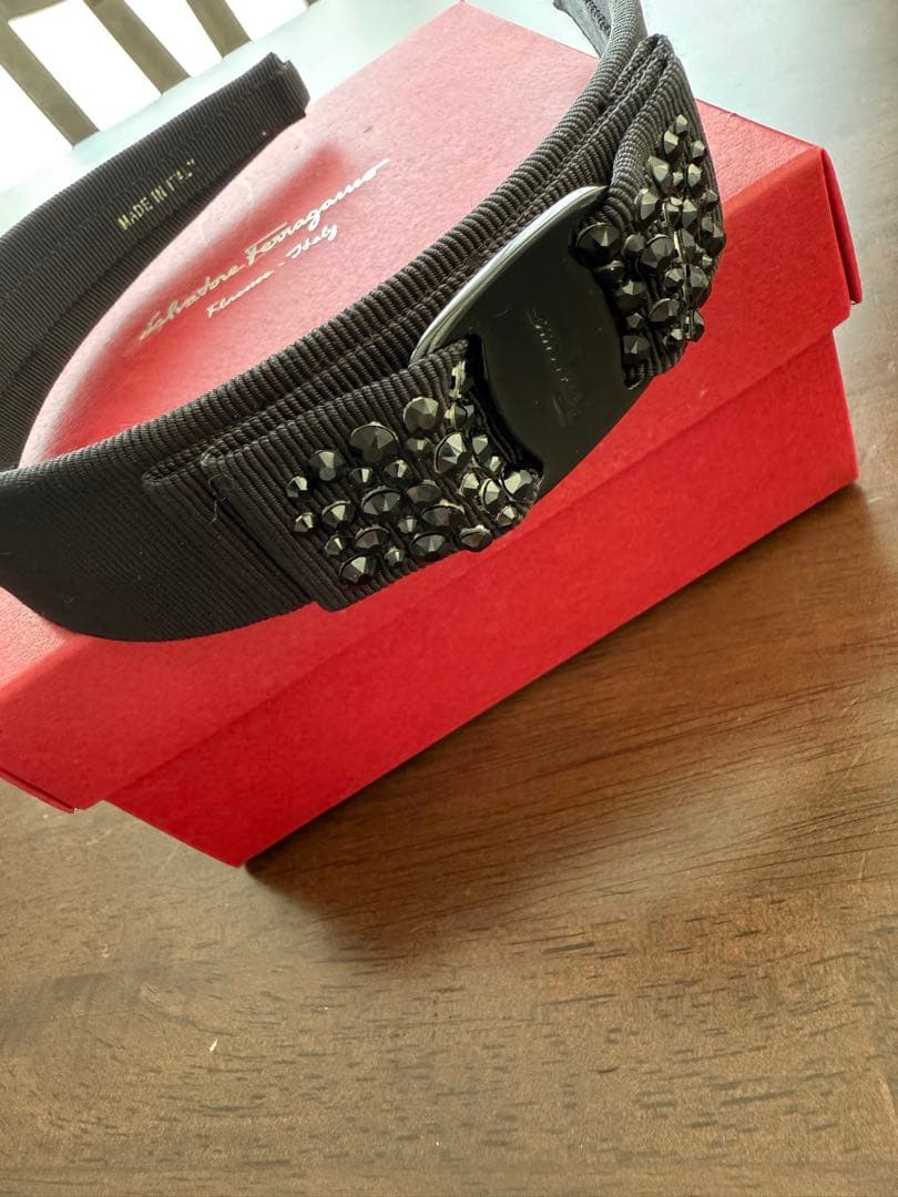 美品！フェラガモ　カチューシャ