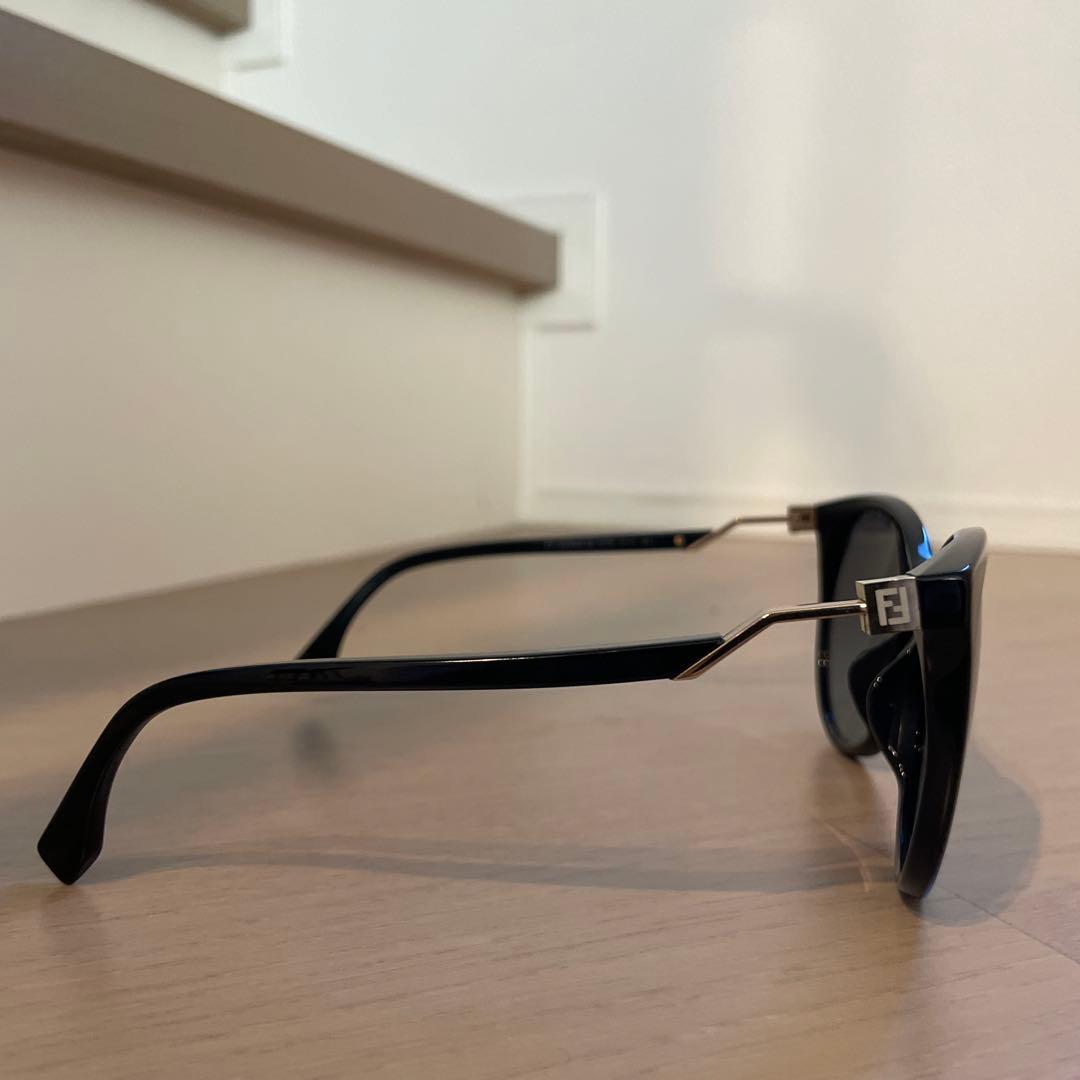 ブラック キャットアイ サングラス FENDIのロゴ入り