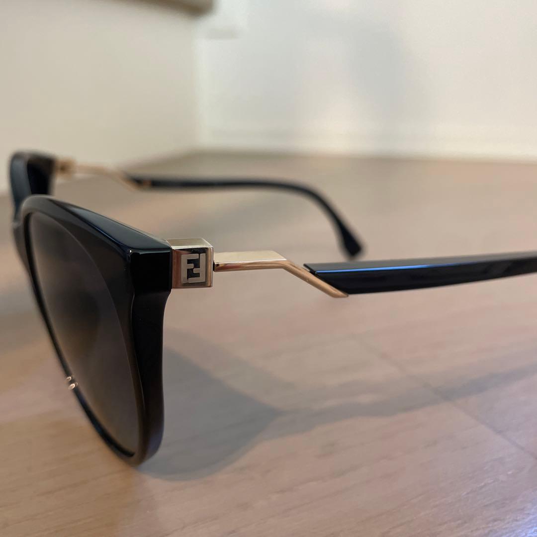 ブラック キャットアイ サングラス FENDIのロゴ入り