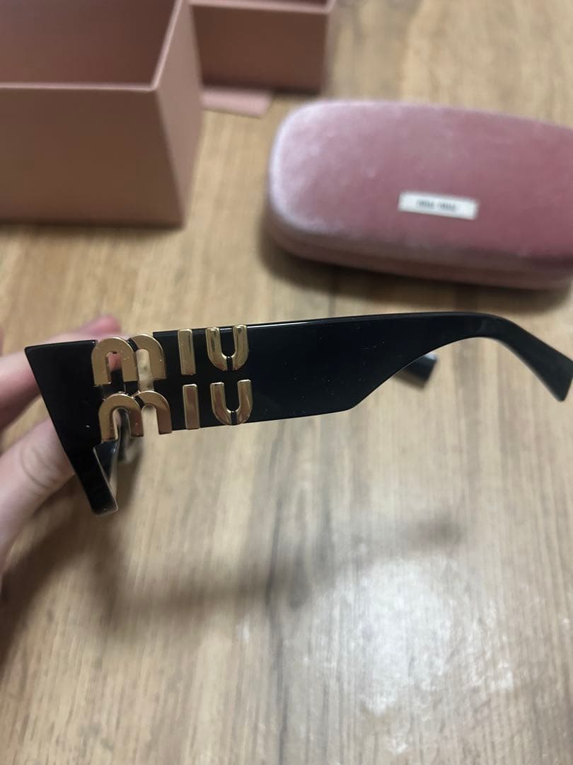 Miu Miu ブラックキャットアイサングラス