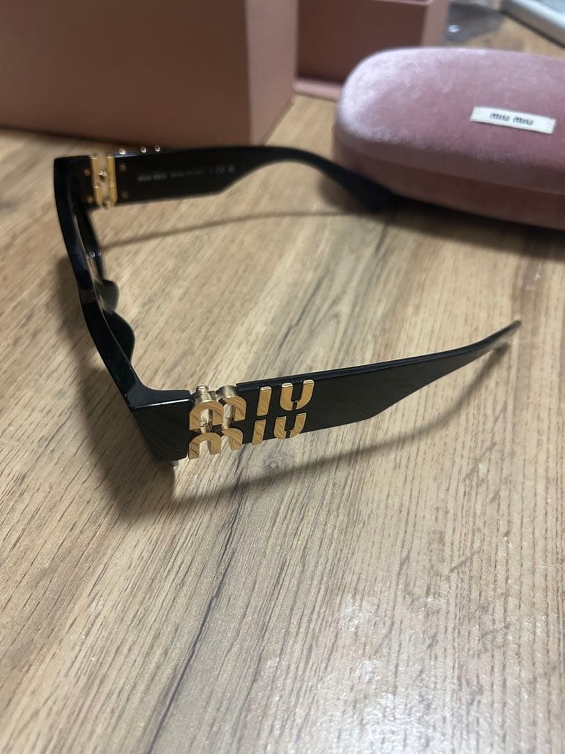 Miu Miu ブラックキャットアイサングラス