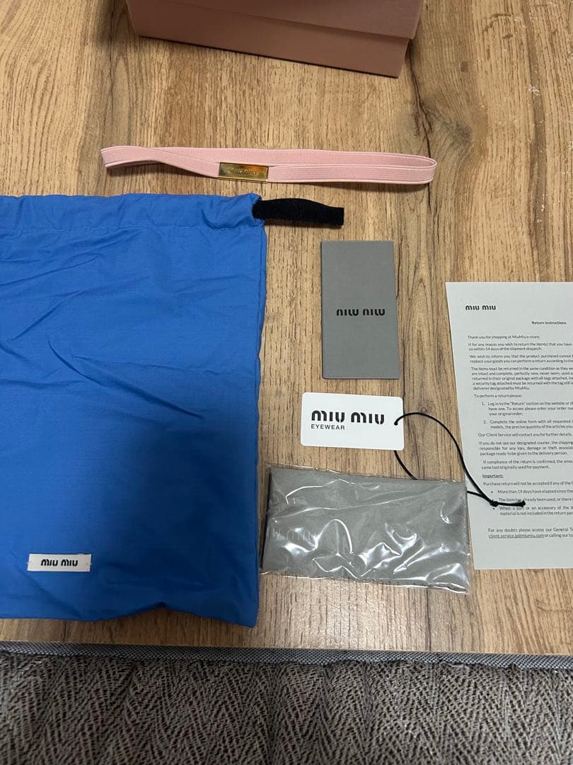 Miu Miu ブラックキャットアイサングラス