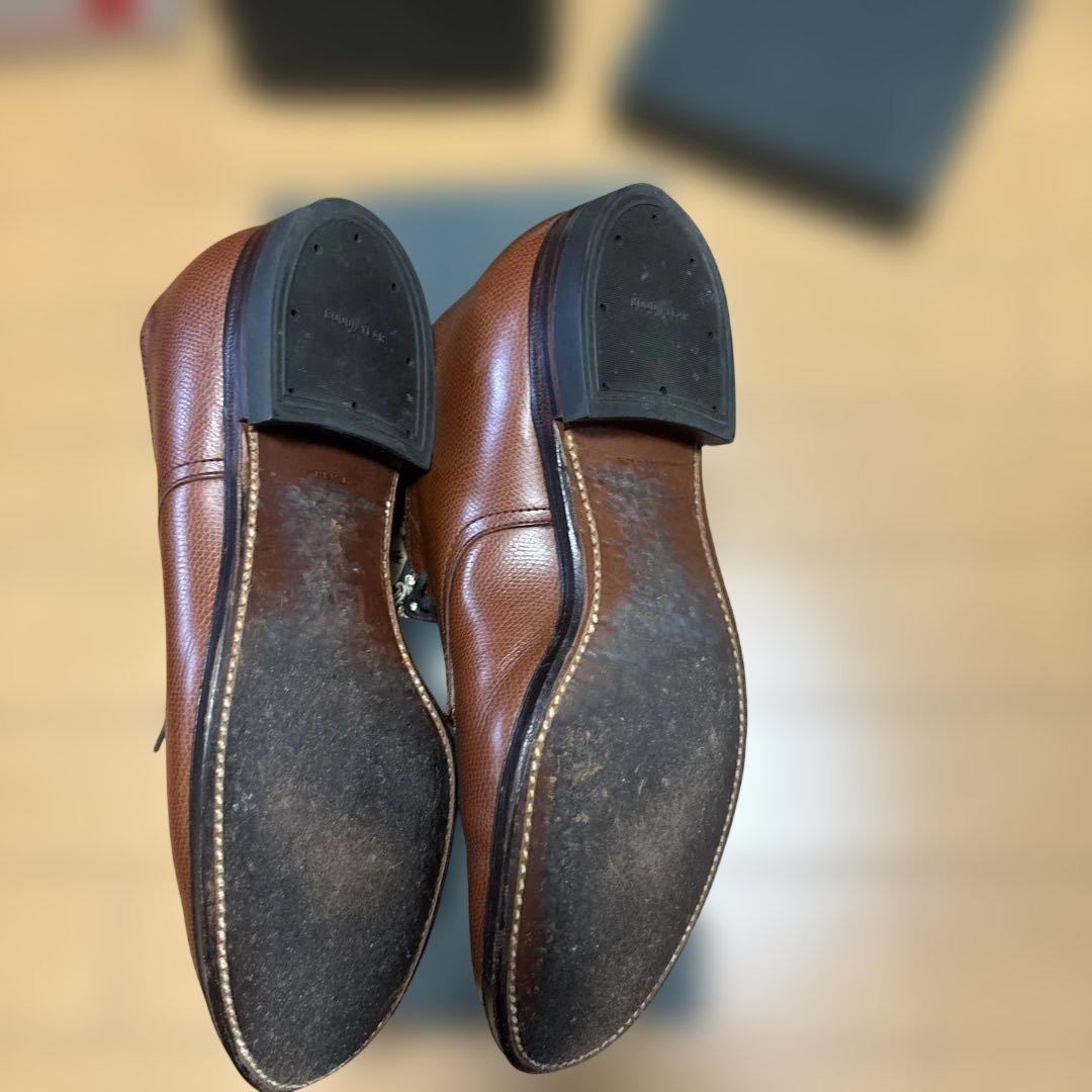 ブラウン型押しレザードレスシューズ