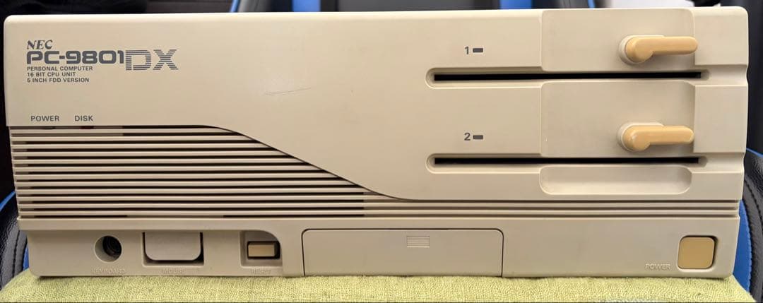 PC-9801 DX と外付けHDDとキーボード