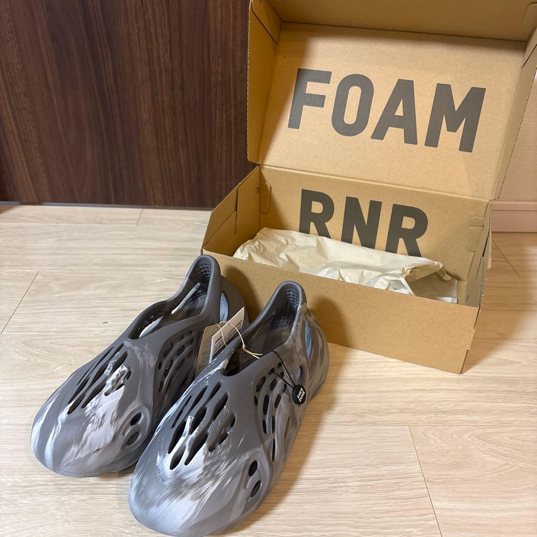 新品未使用　アディダス YEEZY FORMRUNNER 27.5