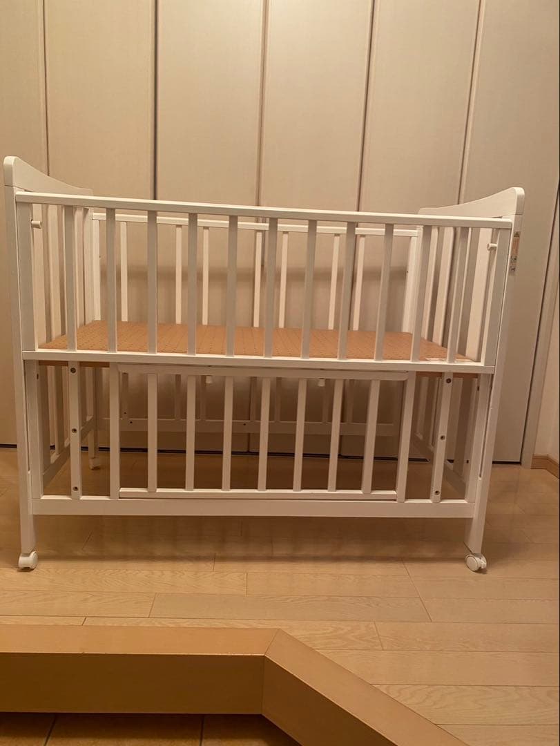 ベビーベッド　ホワイト　木製