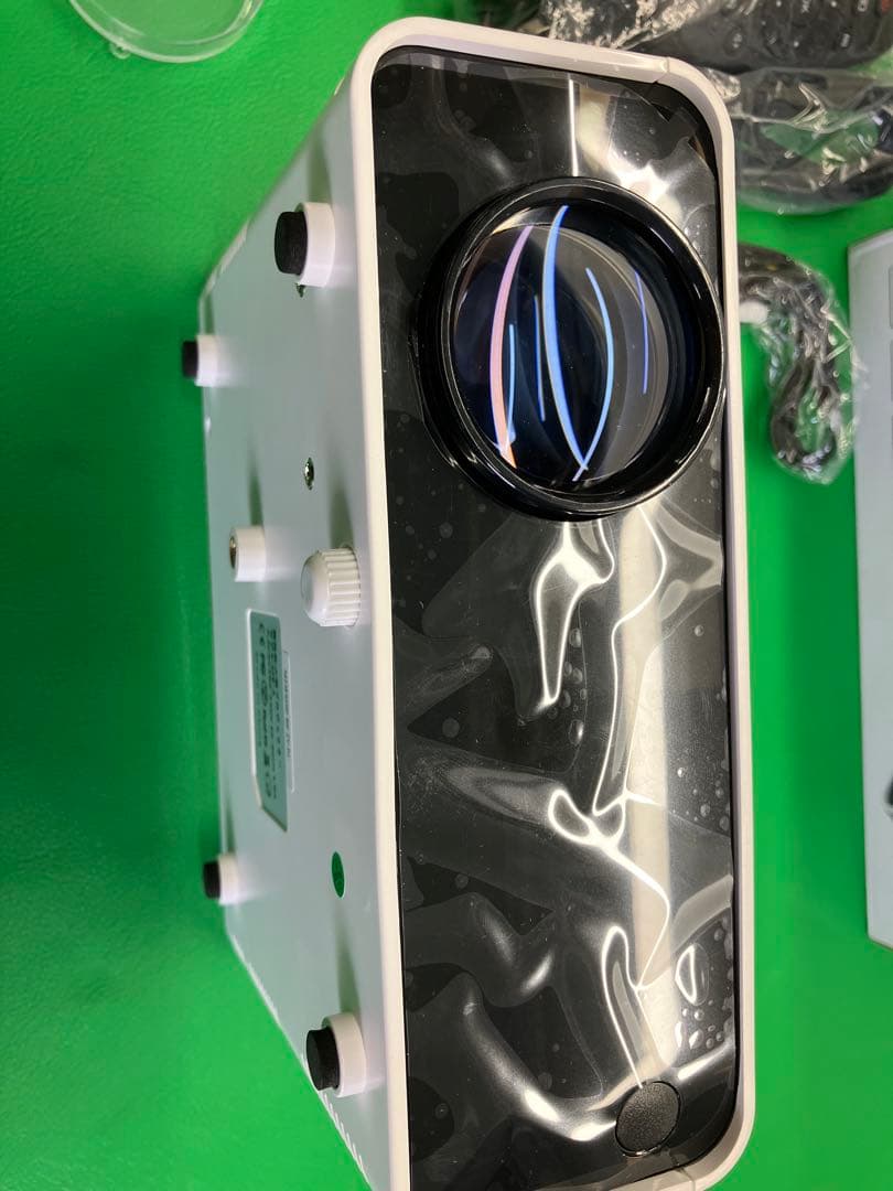 【ほぼ新品】スマホワイヤレス接続可能　プロジェクター