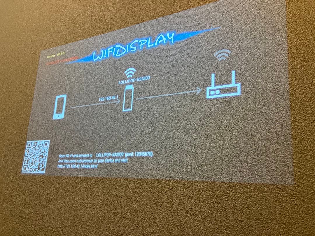 【ほぼ新品】スマホワイヤレス接続可能　プロジェクター