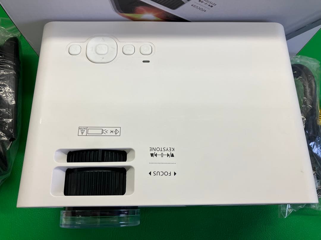 【ほぼ新品】スマホワイヤレス接続可能　プロジェクター