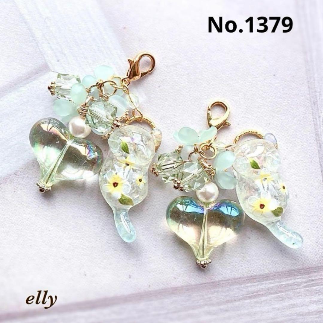 【みゆママ様】1363.天然石　琉球ガラス　ラベンダー　じゃれ猫　レジン