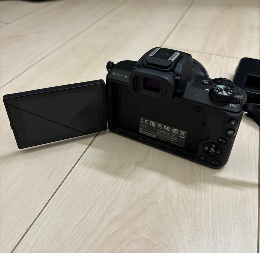 Canon EOS Kiss M ミラーレス一眼カメラ/レンズ/充電器付き