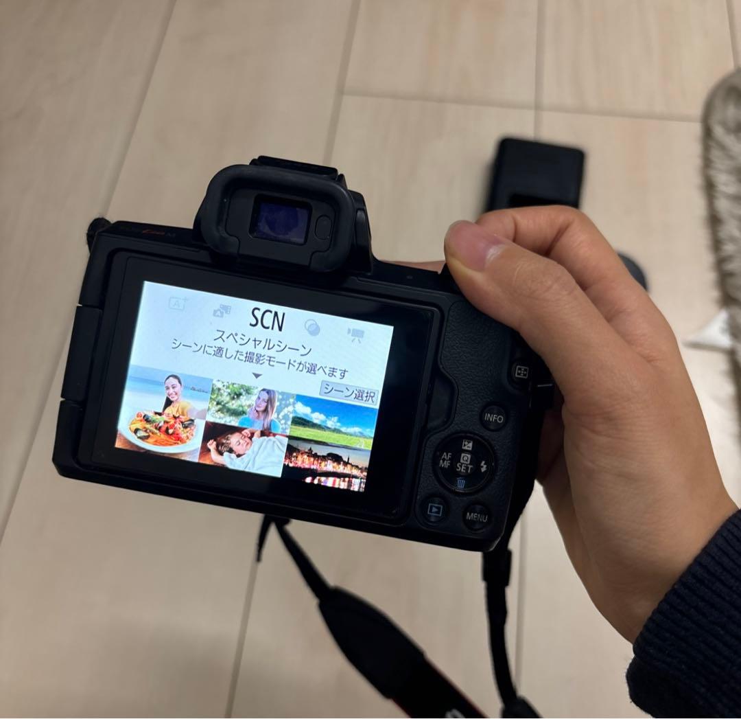 Canon EOS Kiss M ミラーレス一眼カメラ/レンズ/充電器付き