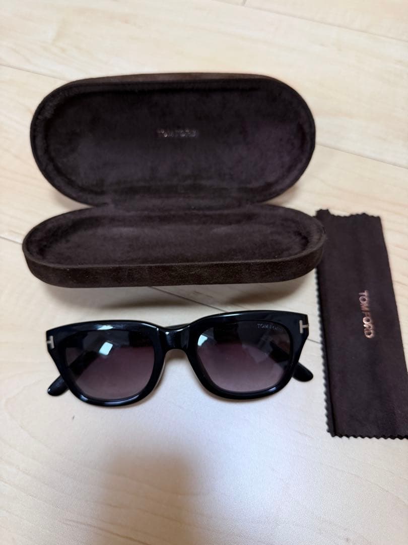 TOM FORD ブラックキャットアイサングラス