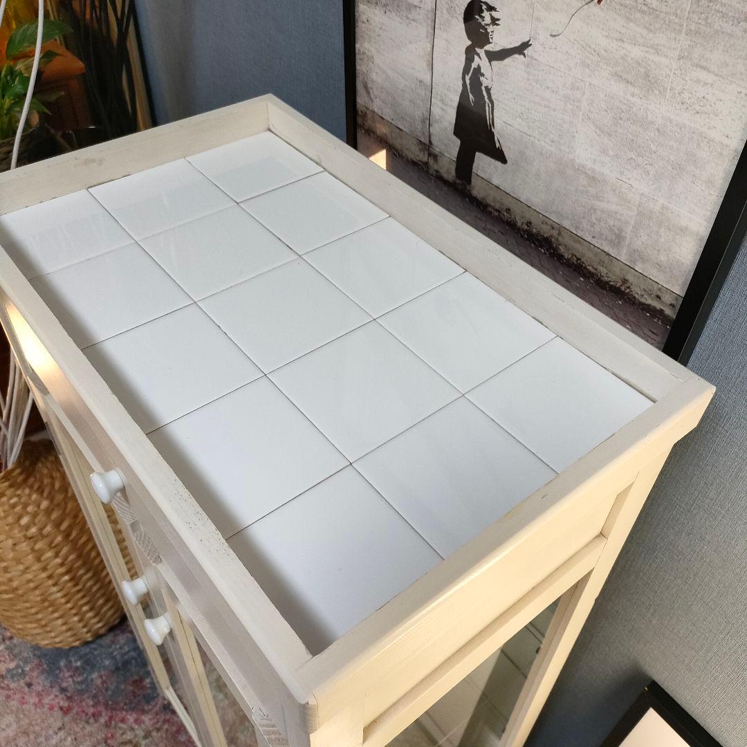 カントリーシャビー キュリオケース タイル天板 背面ミラー 引き出し付き