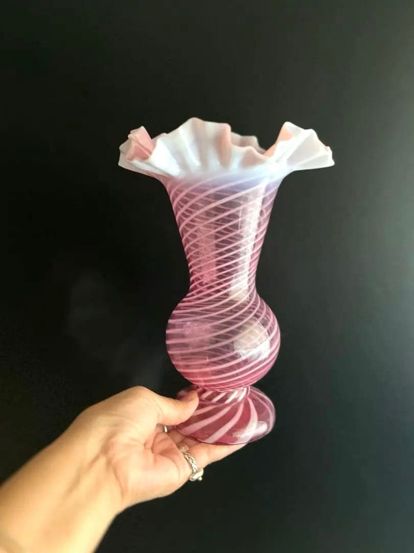 692 骨董 アンティーク ピンクオパール渦巻き紋様花瓶 フリルガラス 明治