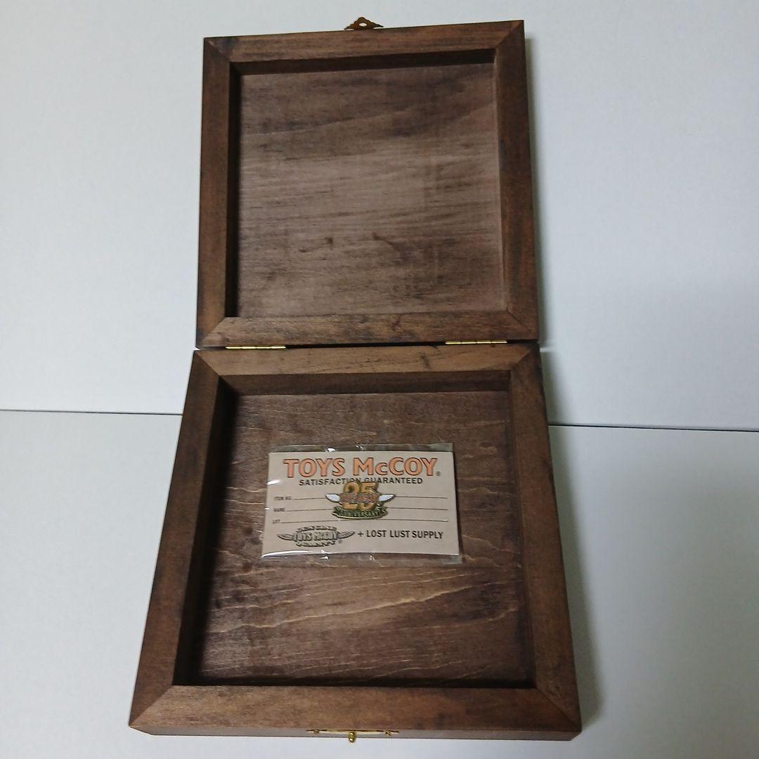 トイズマッコイ ロゴ入り木製アクセサリーボックス 25周年記念ピンバッジ