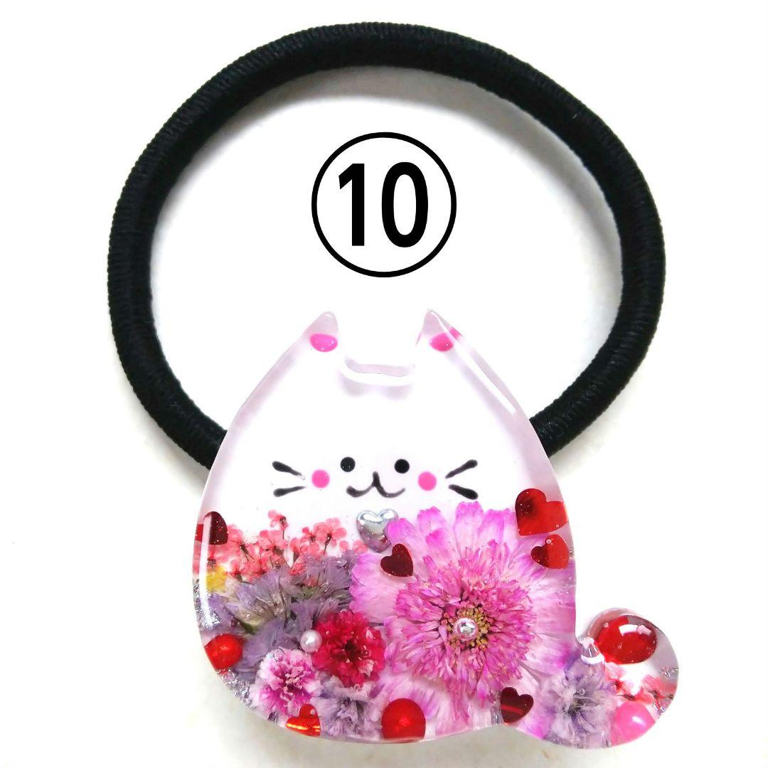 ヘアゴム レジン 大きなポッテリ三毛猫ちゃんとマトリカリア