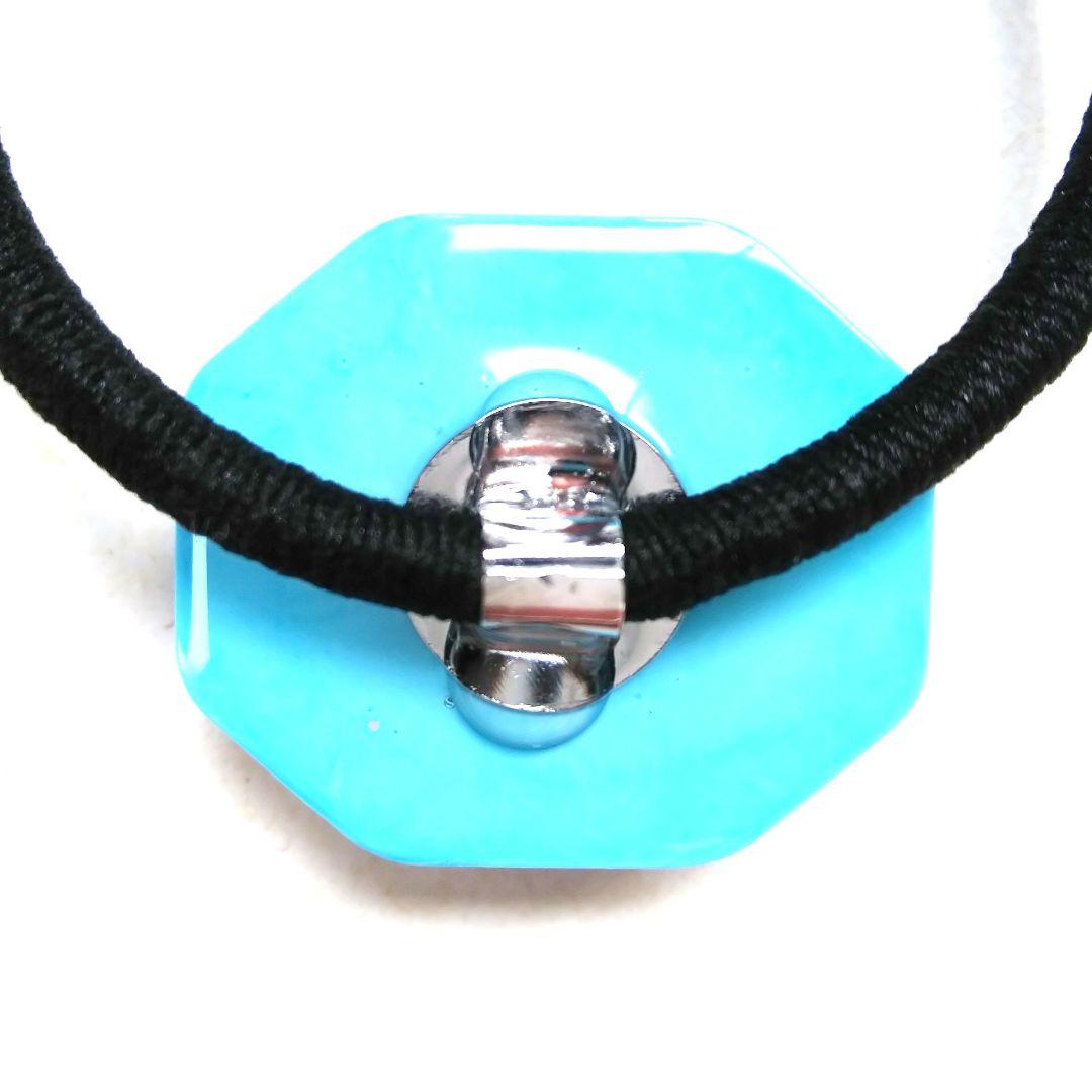 ヘアゴム レジン 大きなポッテリ三毛猫ちゃんとマトリカリア