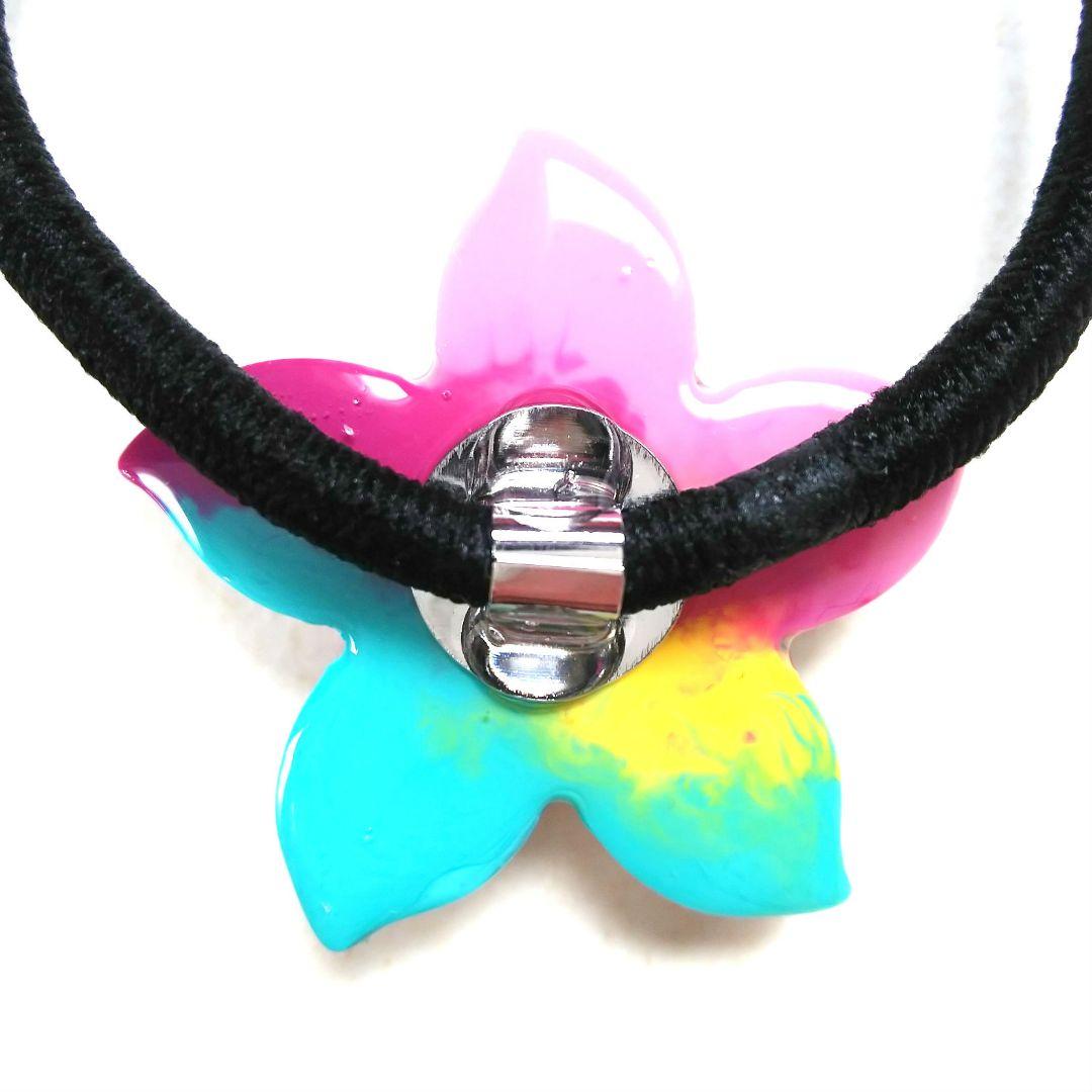 ヘアゴム レジン 大きなポッテリ三毛猫ちゃんとマトリカリア