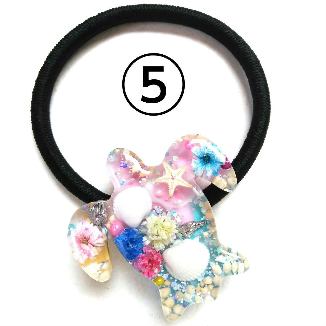 ヘアゴム レジン 大きなポッテリ三毛猫ちゃんとマトリカリア