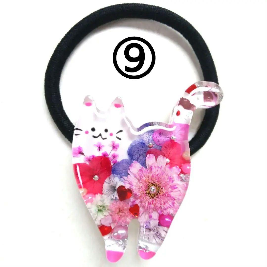 ヘアゴム レジン 大きなポッテリ三毛猫ちゃんとマトリカリア