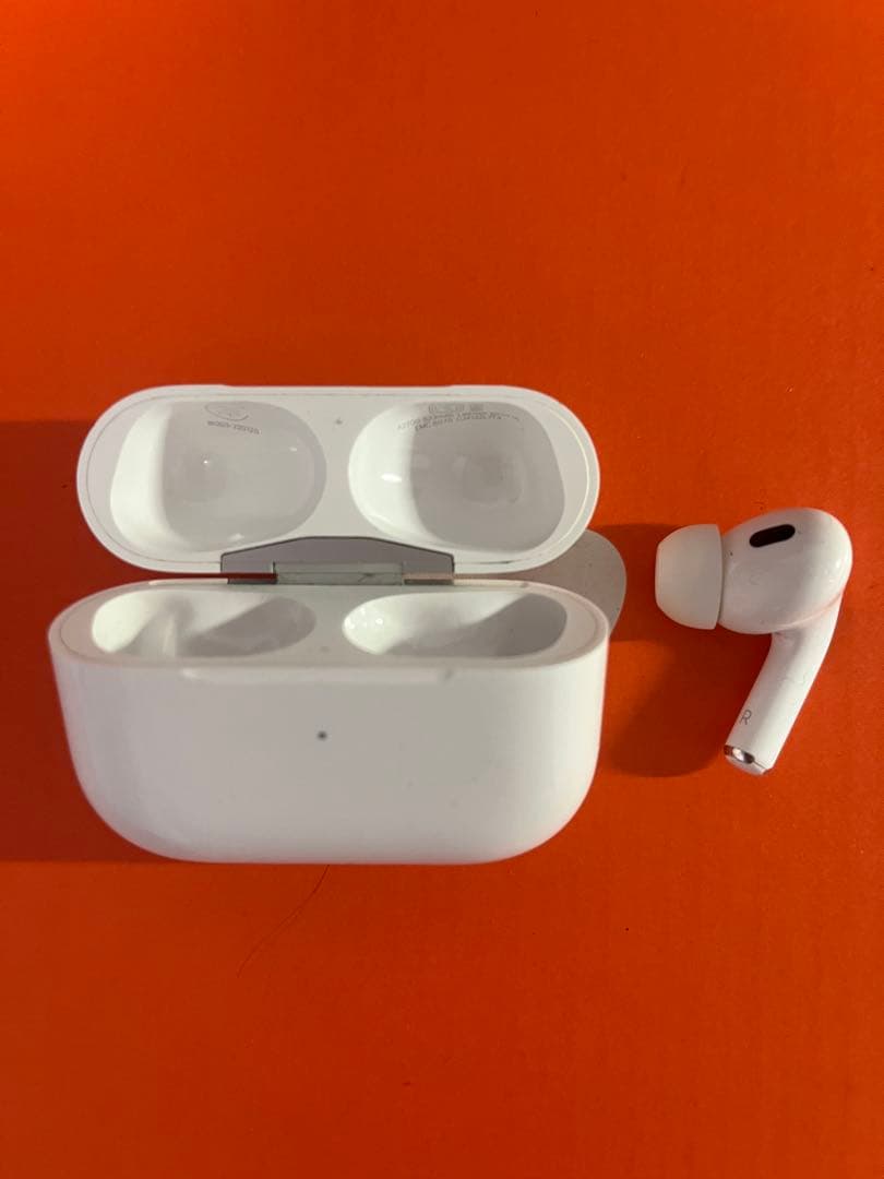 AirPods pro 第2世代　充電ケース付き 右耳のみです。