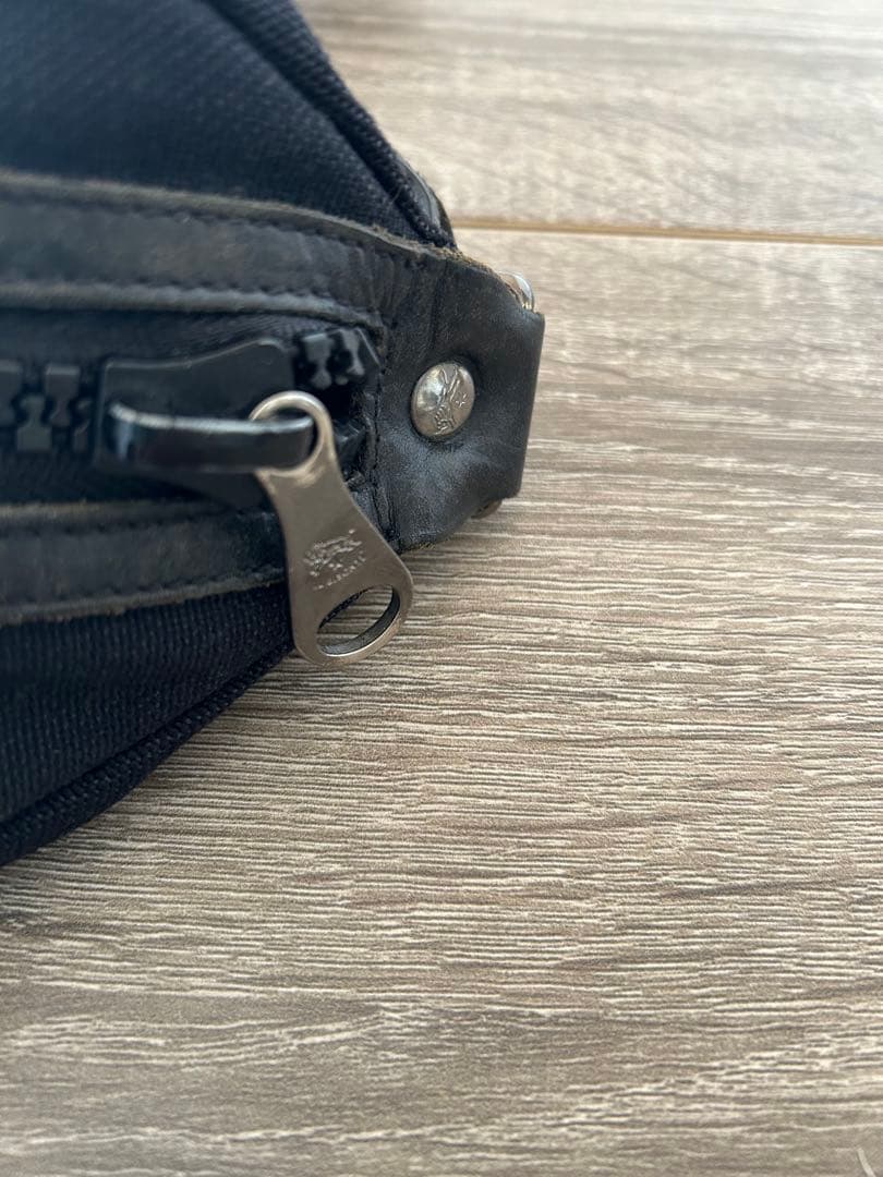 IL BISONTE ブラック ボディバッグ