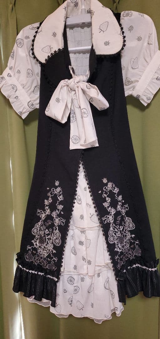 【希少】h.naoto frill 黒と白の夏の果実刺繍入り半袖ワンピース