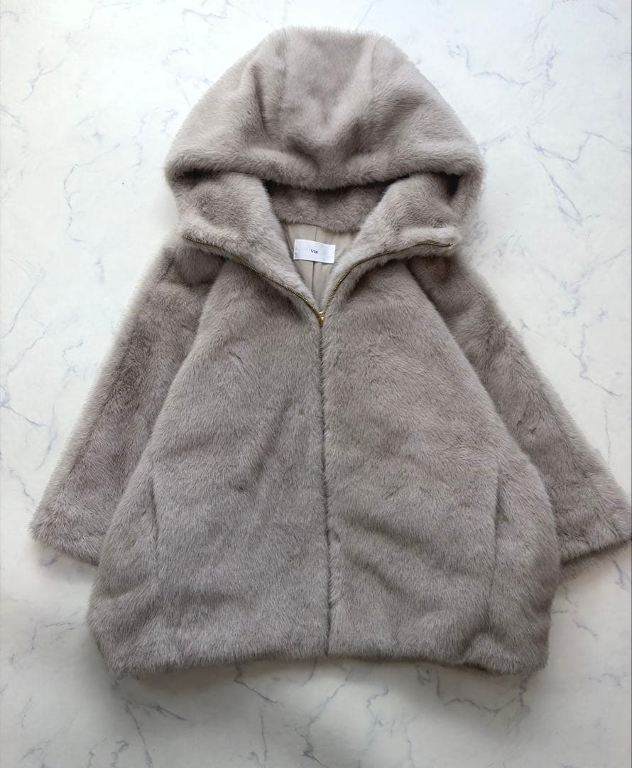 極美品　Vin エコファー フード付きケープコート グレージュ