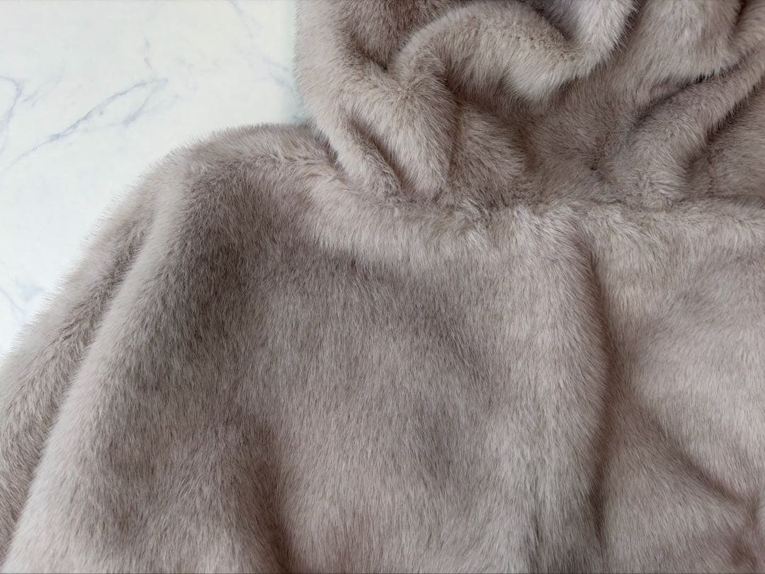 極美品　Vin エコファー フード付きケープコート グレージュ