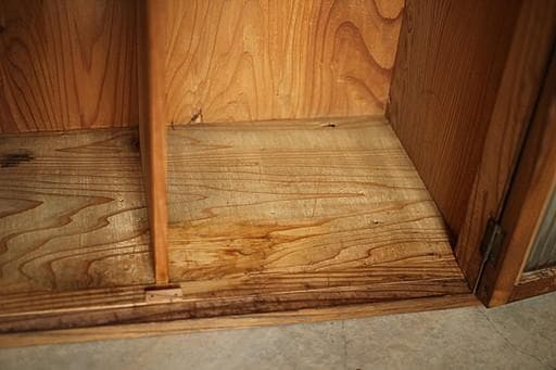 古い小ぶりな木枠のモールガラス戸棚　収納棚　食器棚　キャビネット　古家具