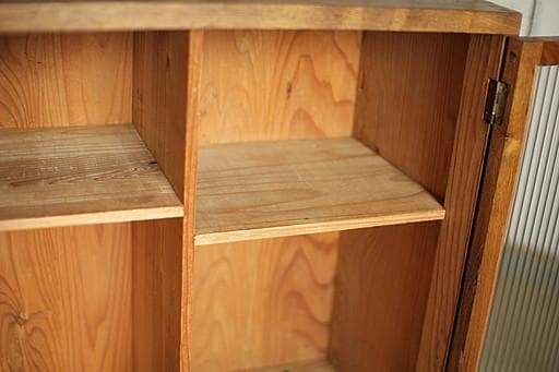 古い小ぶりな木枠のモールガラス戸棚　収納棚　食器棚　キャビネット　古家具