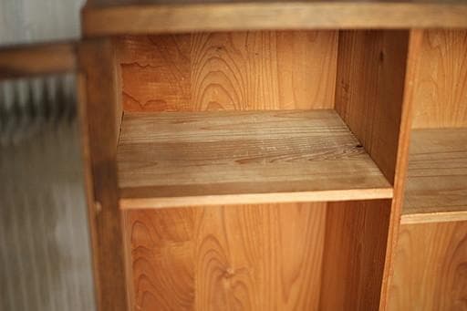 古い小ぶりな木枠のモールガラス戸棚　収納棚　食器棚　キャビネット　古家具