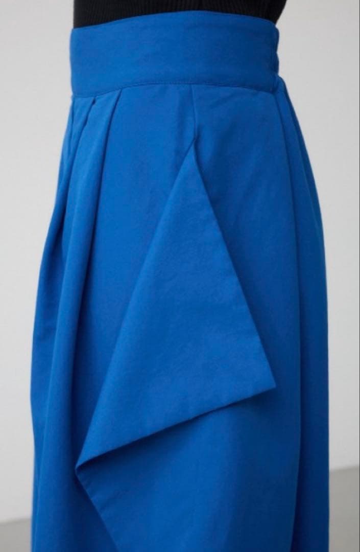 新品未使用タグ付き✨PLUS✨今期✨ デフォルメーションコクーンパンツ✨BLUE