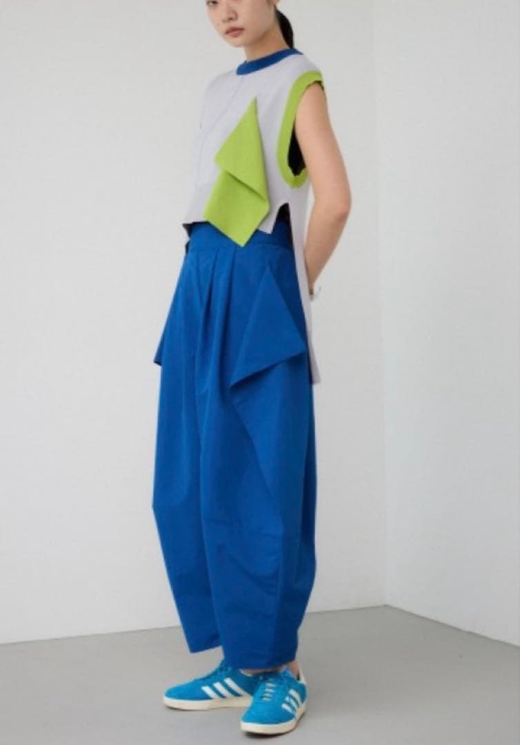 新品未使用タグ付き✨PLUS✨今期✨ デフォルメーションコクーンパンツ✨BLUE