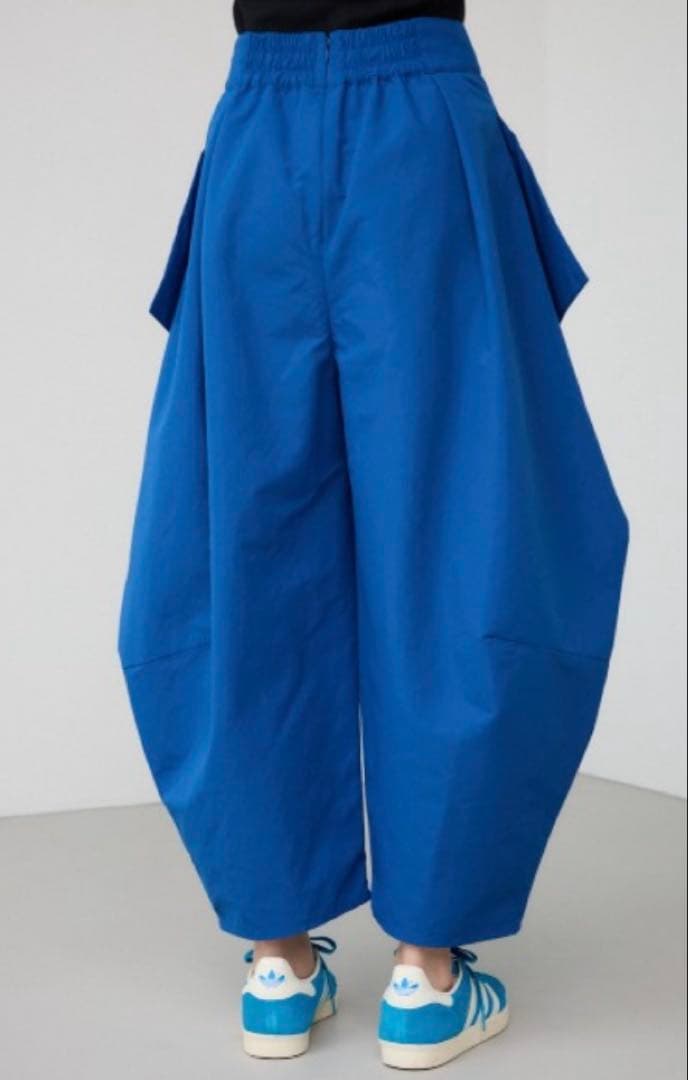 新品未使用タグ付き✨PLUS✨今期✨ デフォルメーションコクーンパンツ✨BLUE