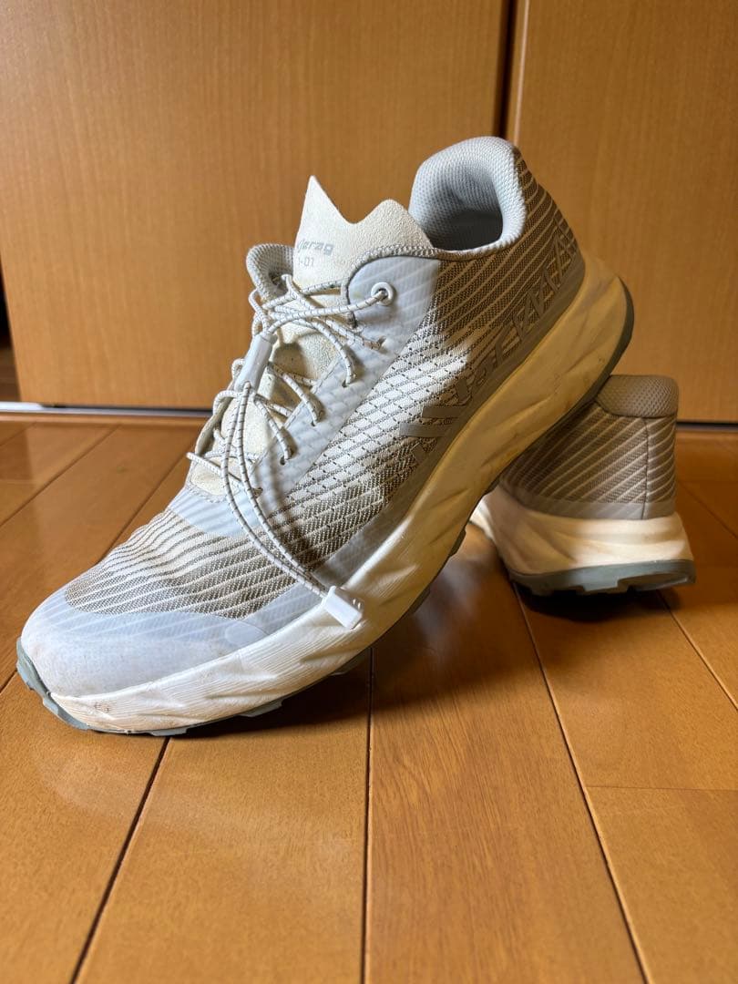 スパイク・シューズ NNormal Kjerag white gray