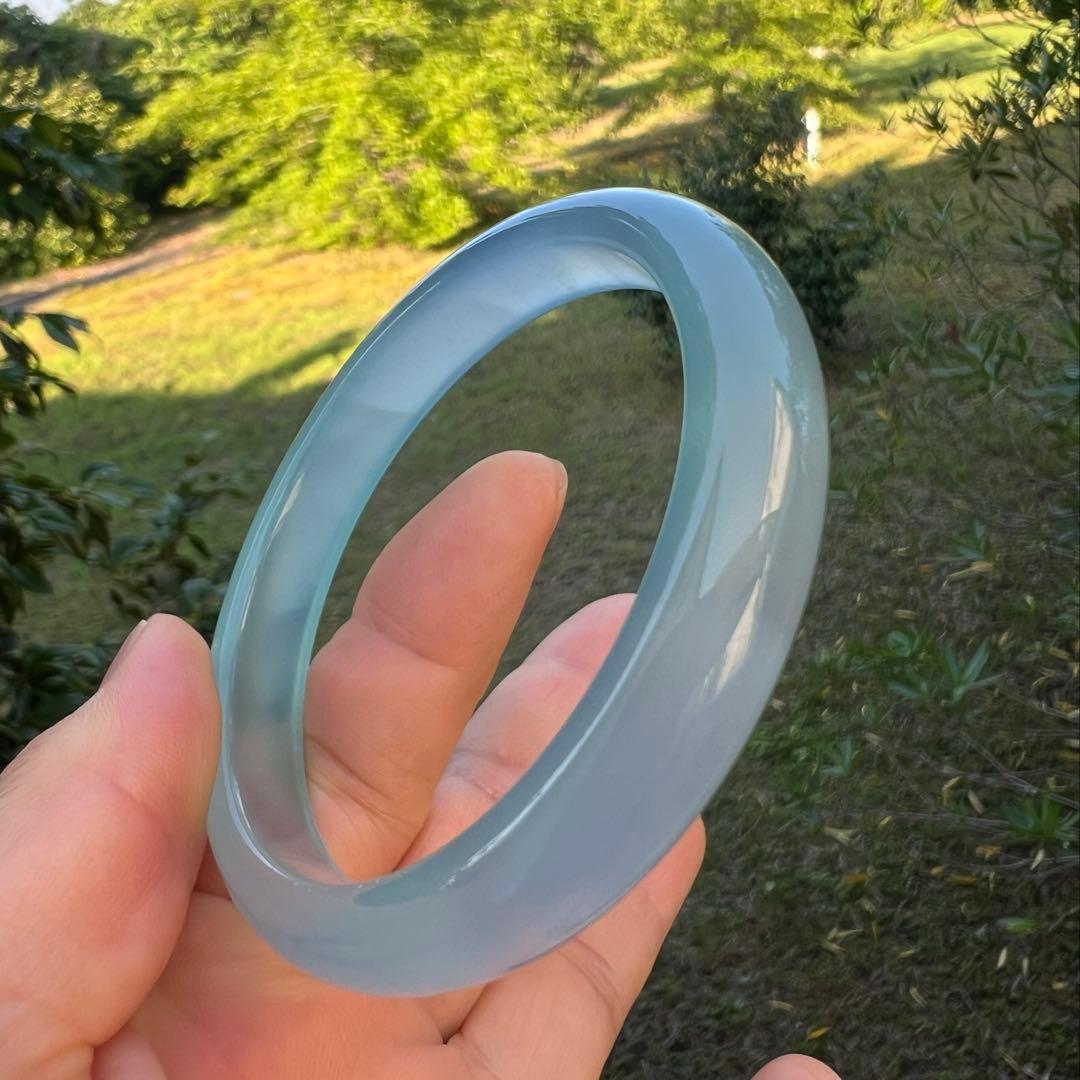 天然ミャンマー産Aランク翡翠スカイブルー模様がきらめくバンクルAB1079