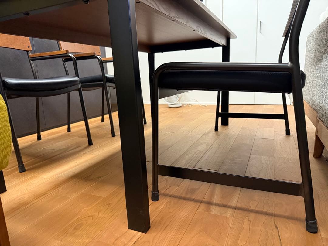 unico 木製アームチェア 黒クッション付き