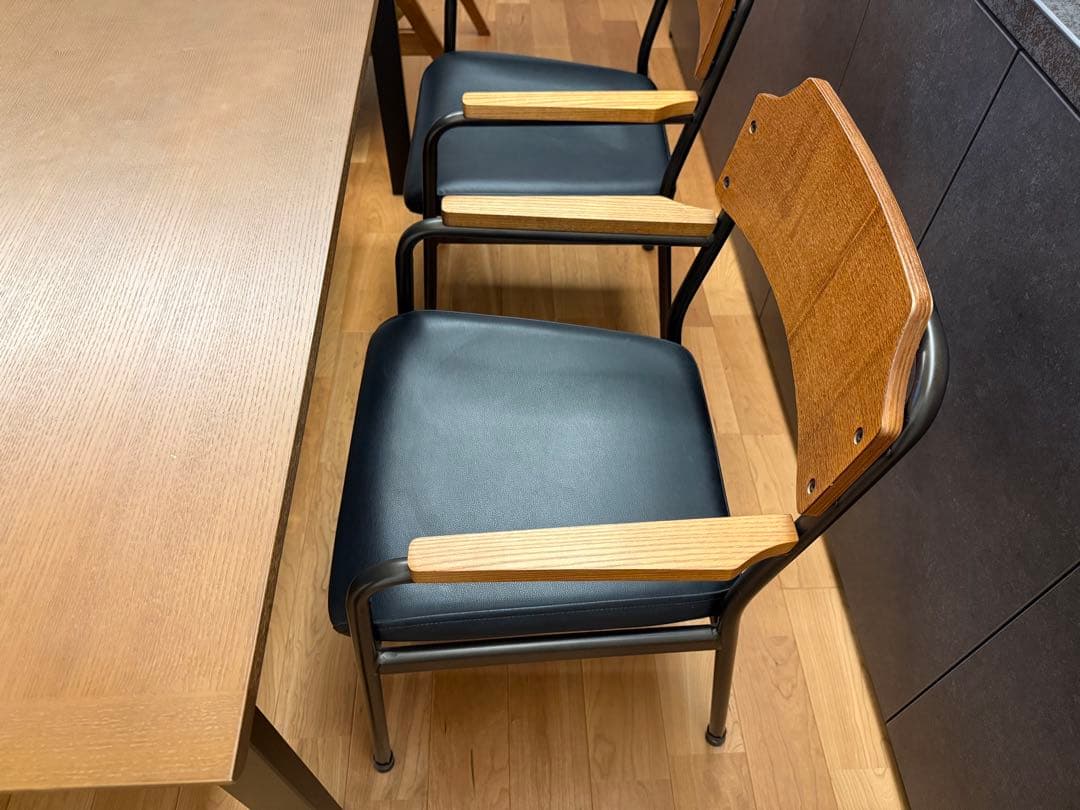 unico 木製アームチェア 黒クッション付き