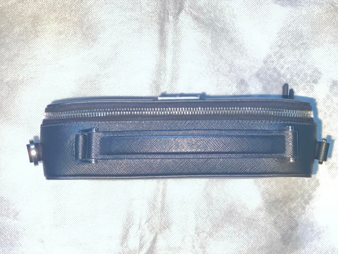 Prada ブラックレザーショルダーバッグ